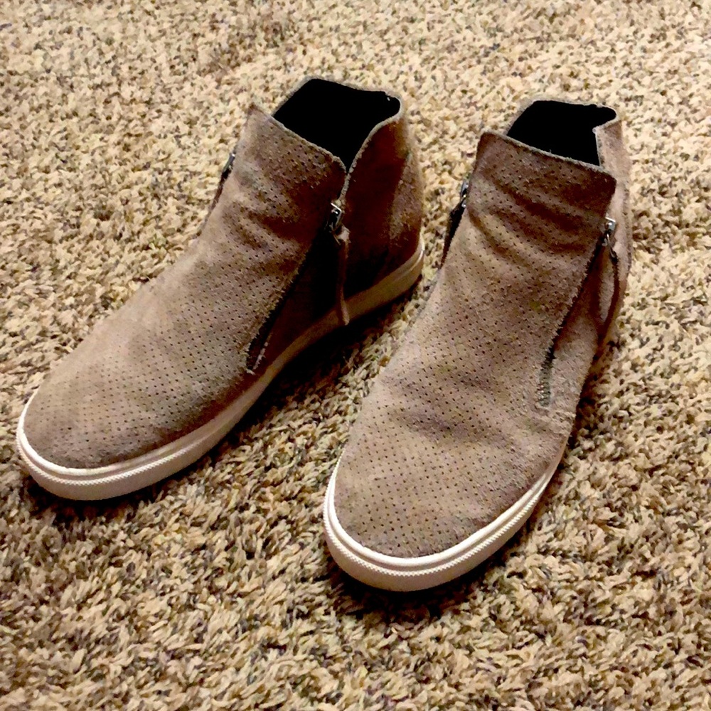 Steve Madden high tops with zipper sides in a beige color size 9